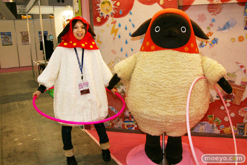 Illustration for article titled 2010's Japanese Booth Companions Still Passing Out Fliers In Your Memories